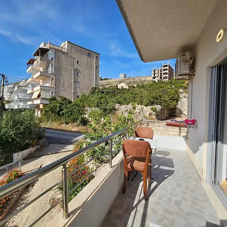 2-leo's Apartment