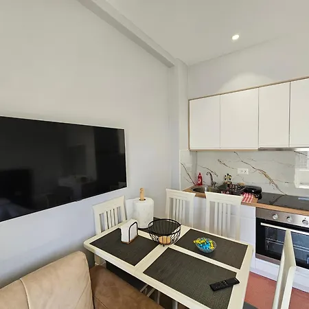 2-leo's Apartment