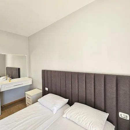 2-leo's * Sarandë