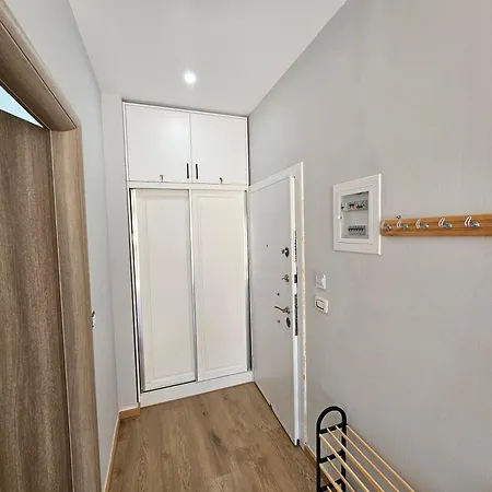 2-leo's Apartment *