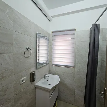 2-leo's * Sarandë