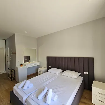 2-leo's Apartment