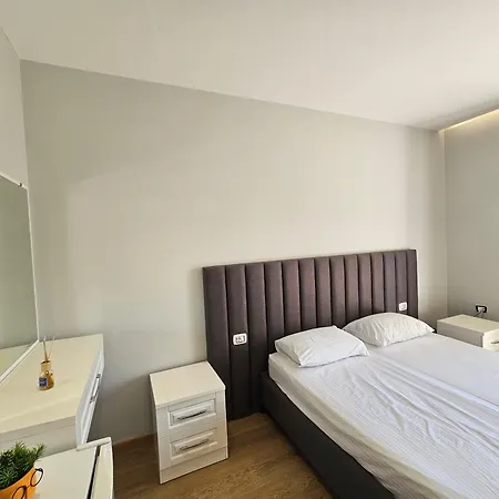 2-leo's Apartment