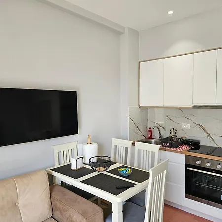 2-leo's Apartment