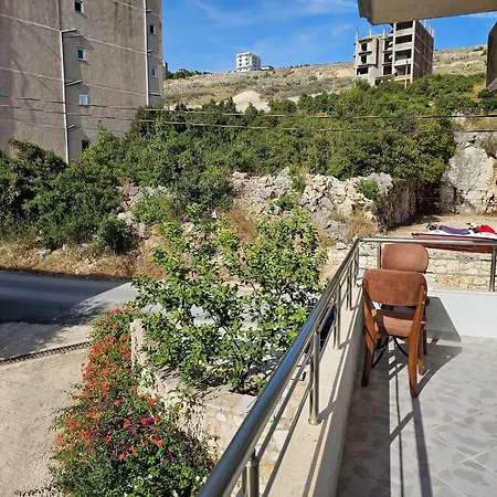 2-leo's Apartment